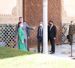 Sus Majestades los Reyes observan las obras de restauración realizadas