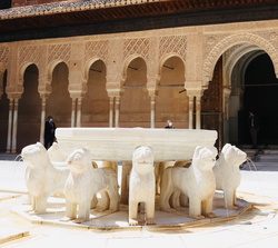 Sus Majestades los Reyes en el Patio de los Leones de la Alhambra