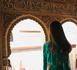 Sus Majestades los Reyes durante su recorrido por la Alhambra