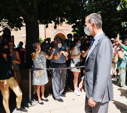 Sus Majestades los Reyes a su salida del acto son despedidos por los ciudadanos de Granada