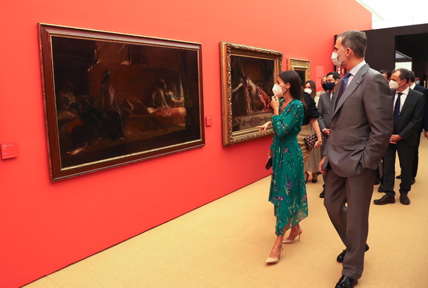 Sus Majestades los Reyes recorren la exposición “Odaliscas. De Ingres a Picasso”