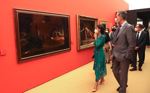 Sus Majestades los Reyes recorren la exposición “Odaliscas. De Ingres a Picasso”