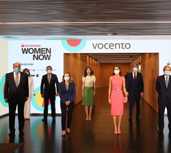 Su Majestad la Reina junto a los asistentes al “Santander WomenNOW 2021”