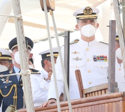 Su Majestad el Rey en la cubierta del Buque Escuela "Juan Sebastián de Elcano"