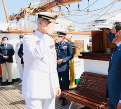 Su Majestad el Rey recibe el saludo del presidente de la Junta de Andalucía, Juan Manuel Moreno Bonilla