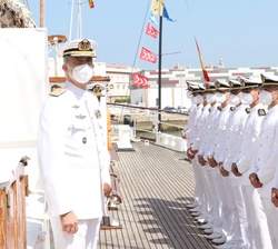 Su Majestad el Rey en la cubierta del Buque Escuela "Juan Sebastián de Elcano", junto a los guardiamarinas