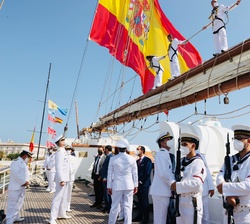 Don Felipe en la cubierta del Buque Escuela "Juan Sebastián de Elcano", en los instantes previos a desembarcar