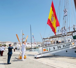 Su Majestad el Rey frente al Buque Escuela "Juan Sebastián de Elcano" durante la interpretación del Himno Nacional