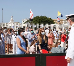 Don Felipe saluda a los familiares congregados en el Puerto de la Bahía de Cádiz