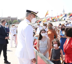 Don Felipe saluda a los familiares congregados en el Puerto de la Bahía de Cádiz