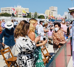 Su Majestad el Rey junto a alguno de los familiares que acudieron a recibir a sus familiares en el Puerto de la Bahía de Cádiz