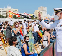 Su Majestad el Rey junto a alguno de los familiares que acudieron a recibir a sus familiares en el Puerto de la Bahía de Cádiz