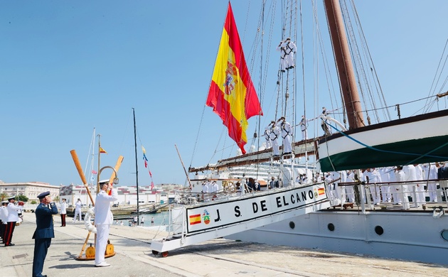 Su Majestad el Rey frente al Buque Escuela "Juan Sebastián de Elcano" durante la interpretación del Himno Nacional
