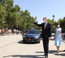 Sus Majestades los Reyes reciben una calurosa bienvenida de los sevillanos que se congregaban a su llegada al Palacio de San Telmo