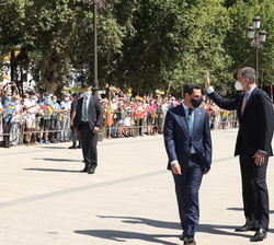 Sus Majestades los Reyes saludan a los vecinos de Sevilla que les esperaban a su llegada al Palacio de San Telmo