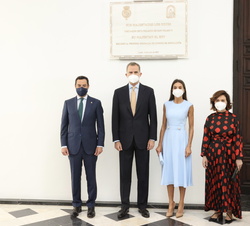Sus Majestades los Reyes acompañados por el presidente de la Junta de Andalucía y la vicepresidenta primera del Gobierno y ministra de la Presidencia,