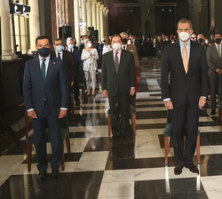 Sus Majestades los Reyes durante la interpretación del Himno Nacional