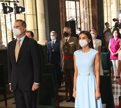 Sus Majestades los Reyes durante la interpretación del Himno Nacional