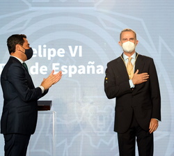 Su Majestad el Rey en presencia de Doña Letizia tras recibir de manos del presidente de la Junta de Andalucía la primera Medalla de Honor de Andalucía