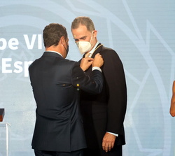 Su Majestad el Rey en presencia de Su Majestad la Reina durante la imposición de insignia de la Medalla de Honor de Andalucía