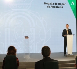 Su Majestad el Rey durante sus palabras de agradecimiento tras recibir la Medalla de Honor de Andalucía
