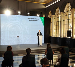 Vista general del Salón de Espejos durante la intervención de Su Majestad el Rey tras recibir la Medalla de Honor de Andalucía
