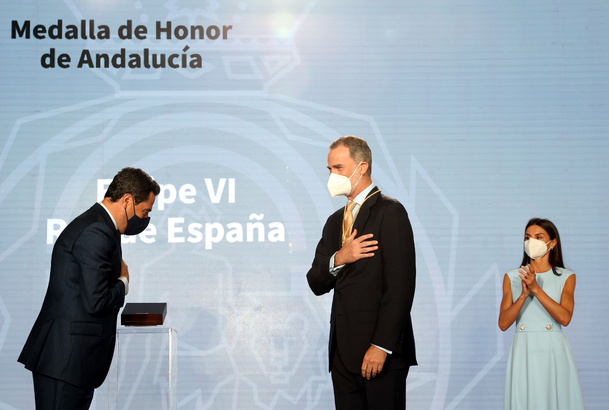 Su Majestad el Rey en presencia de Doña Letizia tras recibir de manos del presidente de la Junta de Andalucía la primera Medalla de Honor de Andalucía