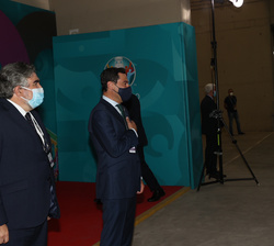 Su Majestad el Rey recibe el saludo a su llegada del presidente de la Junta de Andalucía, Juan Manuel Moreno