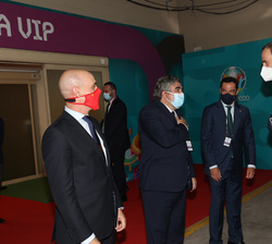 Su Majestad el Rey recibe el saludo del ministro de Cultura y Deportes, José Manuel Rodríguez Uribes