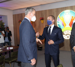 Don Felipe conversa con el presidente de la FIFA, Aleksander Ceferin