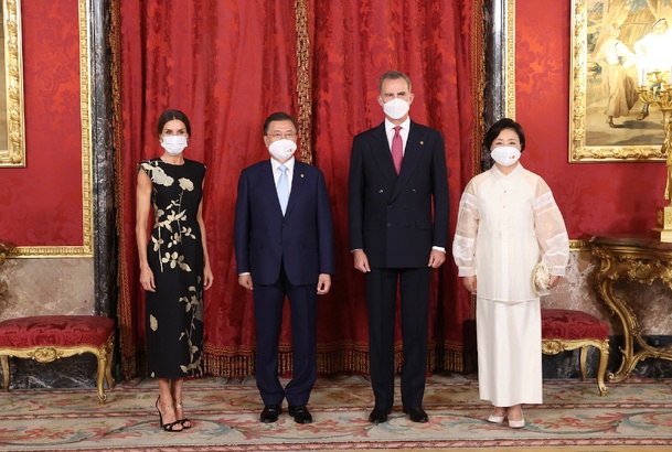 Sus Majestades los Reyes y Sus Excelencias Moon Jae-in, presidente de la República de Corea y señora Kim Jung-sook