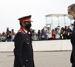 Su Majestad el Rey recibe el saludo del mayor de los Mossos d’Esquadra, Josep Lluís Trapero,