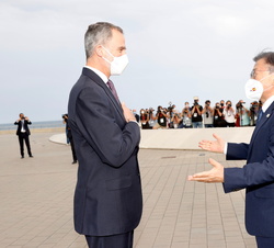 Su Majestad el Rey y Su Excelencia el Presidente de la República de Corea se saludan