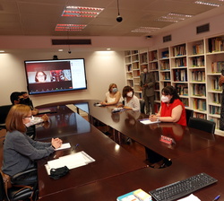 Su Majestad la Reina y la Primera Dama de la República de Corea en la sala de formación de Fundación ONCE, donde una quincena de alumnos con discapaci
