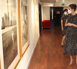 Su Majestad la Reina y la Primera Dama de Corea recorren la sala de exposiciones “Cambio de Sentido”, donde se encuentra estos días la mue