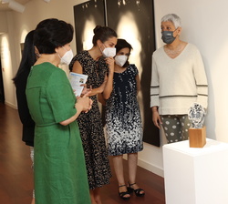 Su Majestad la Reina y la Primera Dama de Corea recorren la sala de exposiciones “Cambio de Sentido”, donde se encuentra estos días la mue