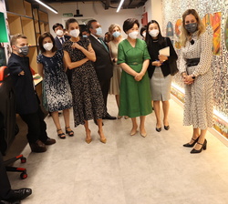 Su Majestad la Reina y la Primera Dama de Corea en la sala EspacIA reciben la bienvenida del robot experimental “PACA” (Asistente Cognitiv