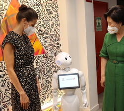 Su Majestad la Reina y la Primera Dama de Corea en la sala EspacIA reciben la bienvenida del robot experimental “PACA” (Asistente Cognitiv
