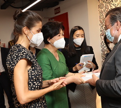 La Primera Dama de Corea en presencia de Doña Letizia, entrega a Miguel Carballeda un reloj en sistema Braille fabricado por una empresa coreana