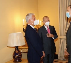 El Rey con los los presidentes de FIES y de la Fundación Orange España, Rafael Guardans y Gervais Pellissier, respectivamente