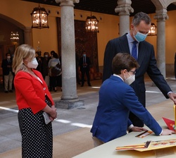 Don Felipe en la exposición de los trabajos ganadores de esta edición