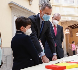 Don Felipe en la exposición de los trabajos ganadores de esta edición