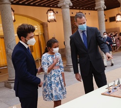 Don Felipe con los alumnos premiados durante el recorrido por la exposición