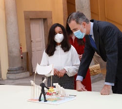 Don Felipe en la exposición de los trabajos ganadores de esta edición