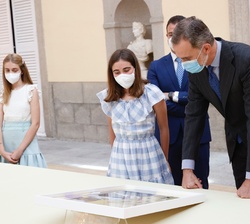 Don Felipe con los alumnos premiados durante el recorrido por la exposición