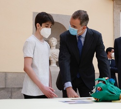 Don Felipe con los alumnos premiados durante el recorrido por la exposición