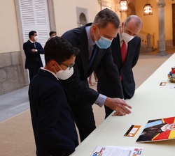 Don Felipe durante el recorrido por la exposición conversa con los alumnos