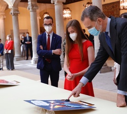 Conversación del Rey con los alumnos sobres sus obras