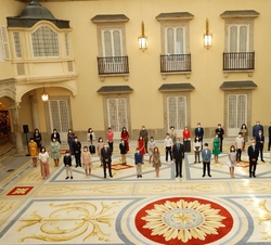 Su Majestad el Rey con los alumnos premiados
