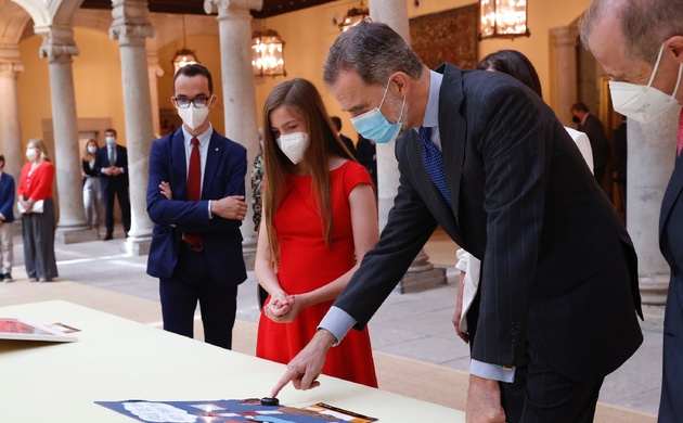 Conversación del Rey con los alumnos sobres sus obras